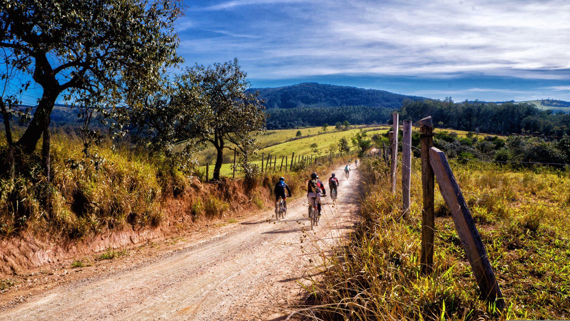 E-Bikerpaar fährt durch die Landschaft des Bayerischen Waldes
