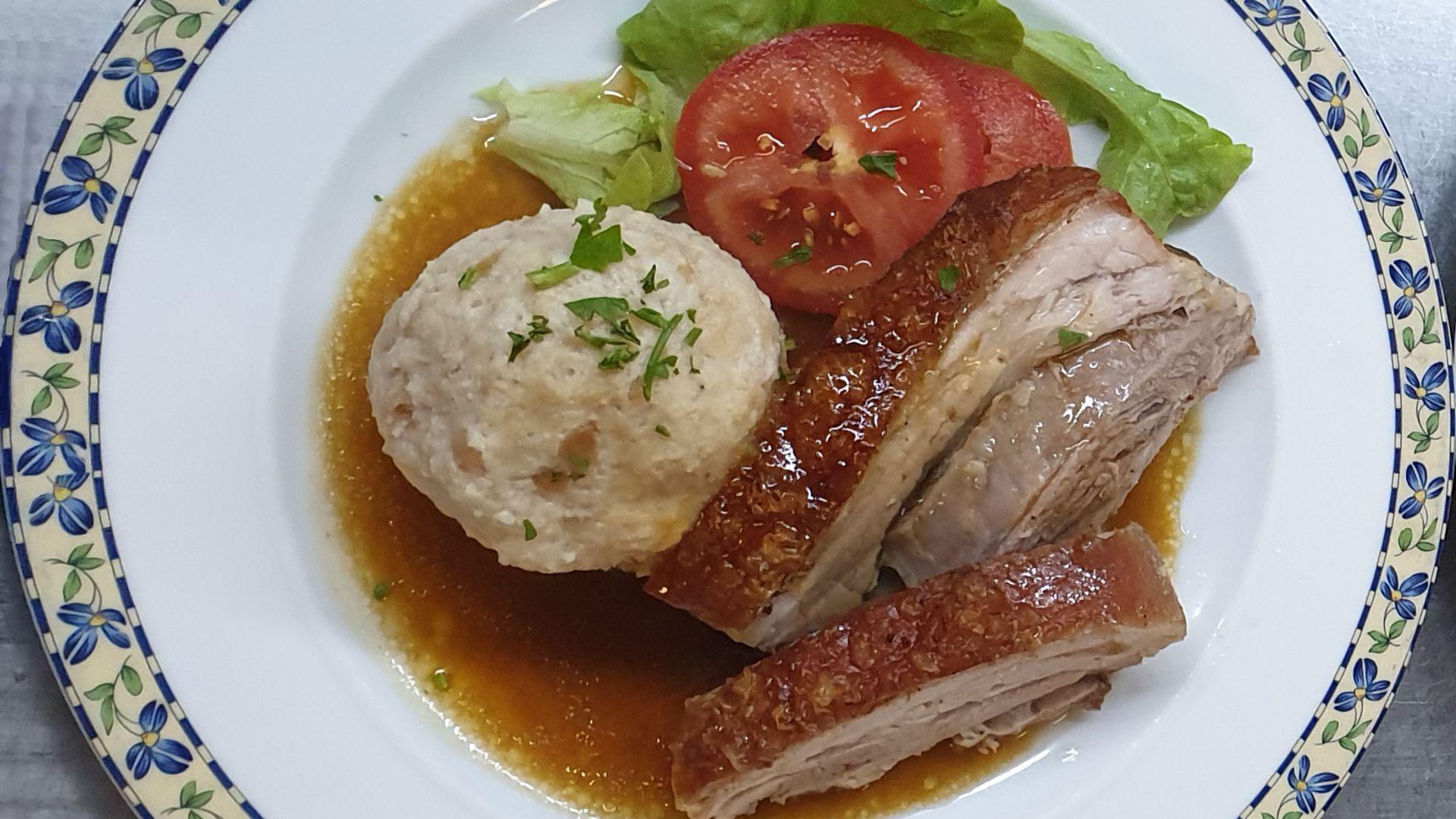 Hausgemachter Schweinekrustenbraten frisch aus dem Backofen