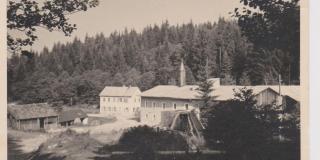 Um 1950 mit Holzwasserrad