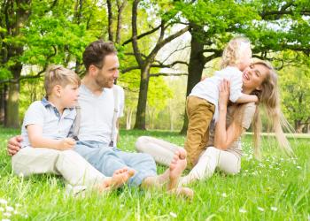 Familie auf einer Wiese